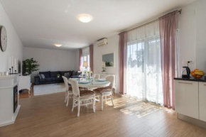 Apt Sara - classy 100 m2 w balcony 2 min to beach